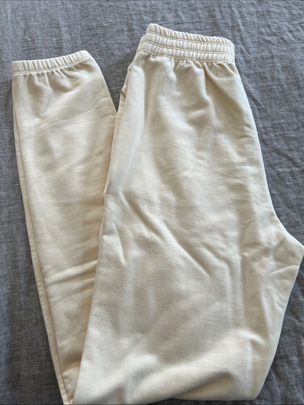 The group Babaton sweatpant - Picture 4 of 4